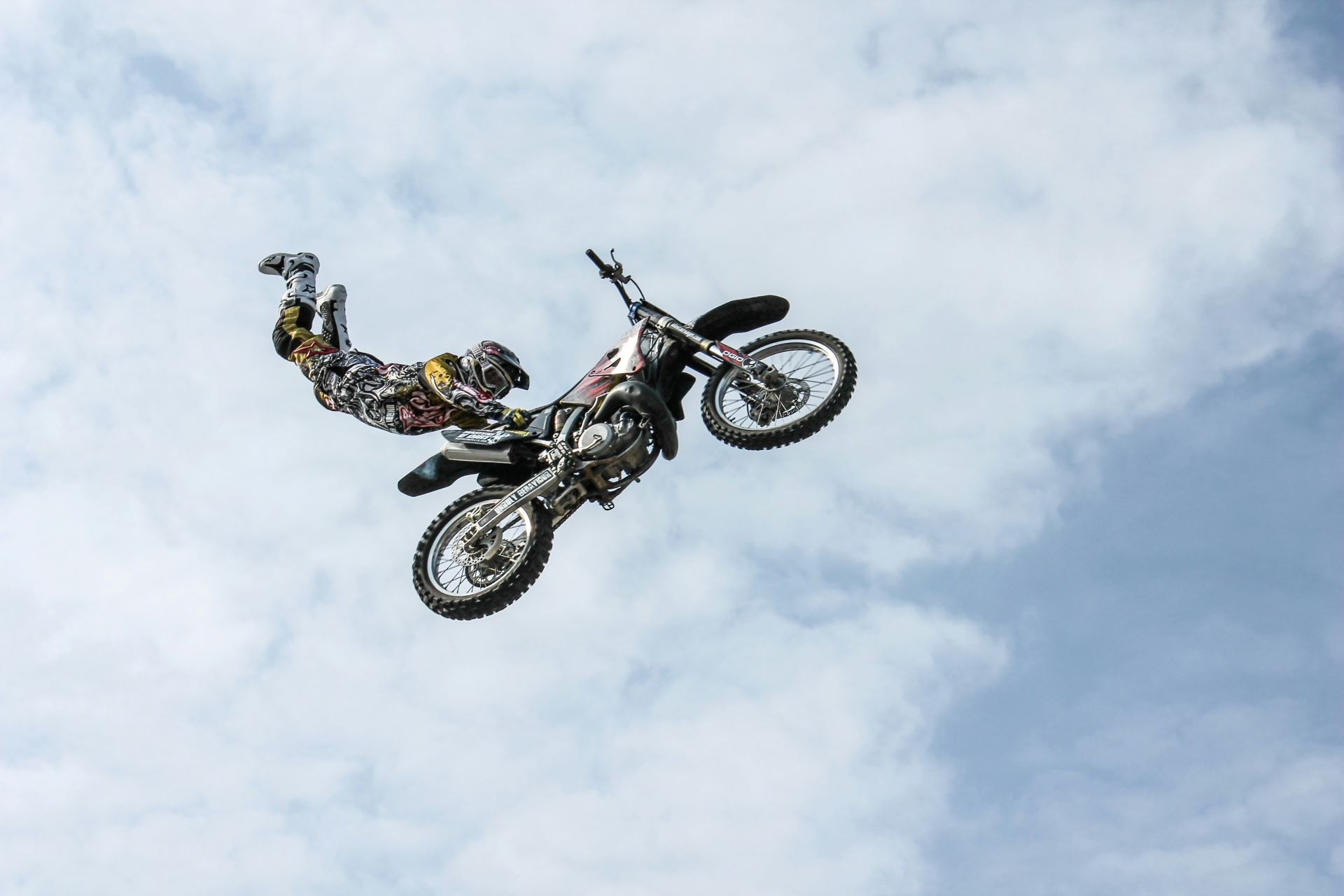Thrill Safely Extreme Sports Immersed In Virtual Reality 1
